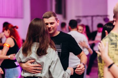 Kharkiv, Ukrayna 17.08.21 Dans pistinde dans eden insanlar