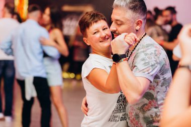 Kharkiv, Ukrayna 17.08.21 Dans pistinde dans eden insanlar