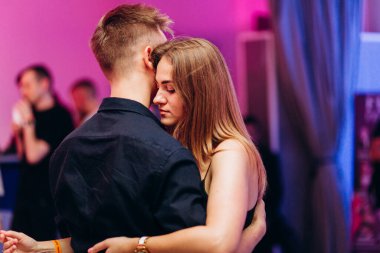 Kharkiv, Ukrayna 17.08.21 Dans pistinde dans eden insanlar