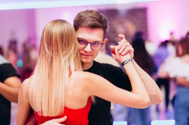 Kharkiv, Ukrayna 17.08.21 Dans pistinde dans eden insanlar