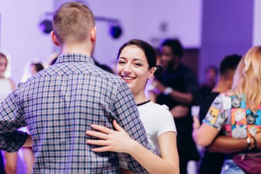 Kharkiv, Ukrayna 17.08.21 Dans pistinde dans eden insanlar