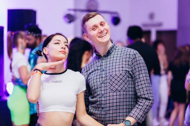 Kharkiv, Ukrayna 17.08.21 Dans pistinde dans eden insanlar