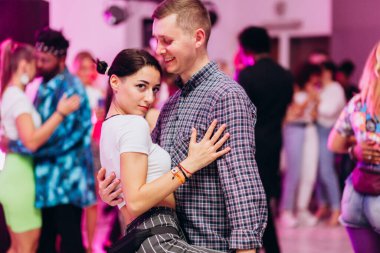 Kharkiv, Ukrayna 17.08.21 Dans pistinde dans eden insanlar