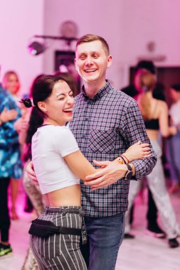 Kharkiv, Ukrayna 17.08.21 Dans pistinde dans eden insanlar