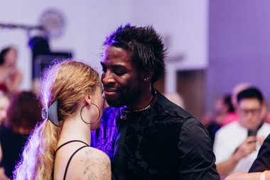 Kharkiv, Ukrayna 17.08.21 Dans pistinde dans eden insanlar