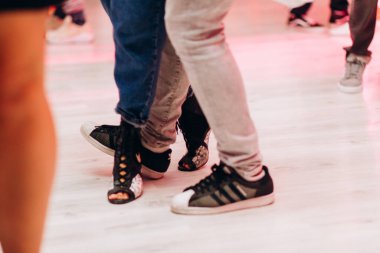 Kharkiv, Ukrayna 17.08.21 Dans pistinde dans eden insanlar