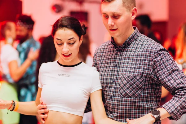 Kharkiv, Ukrayna 17.08.21 Dans pistinde dans eden insanlar