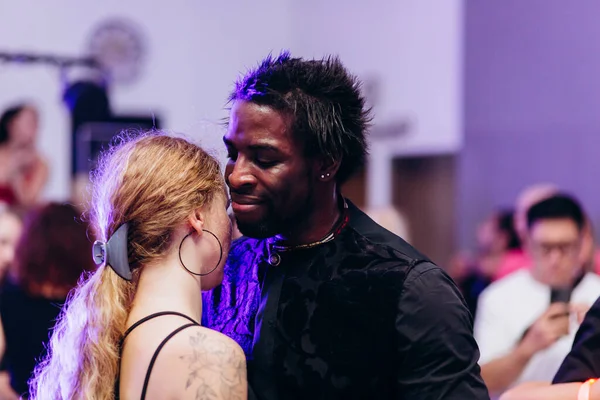 Kharkiv, Ukrayna 17.08.21 Dans pistinde dans eden insanlar