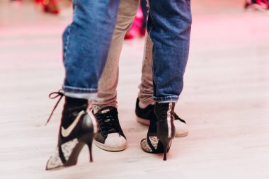 Kharkiv, Ukrayna 17.08.21 Dans pistinde dans eden insanlar