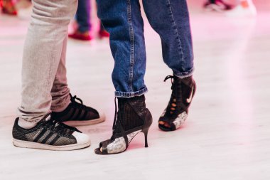 Kharkiv, Ukrayna 17.08.21 Dans pistinde dans eden insanlar