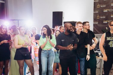 Kharkiv, Ukrayna 17.08.21 Dans pistinde dans eden insanlar