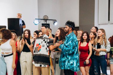 Kharkiv, Ukrayna 17.08.21 Dans pistinde dans eden insanlar