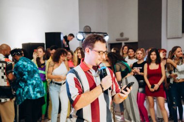 Kharkiv, Ukrayna 17.08.21 Dans pistinde dans eden insanlar