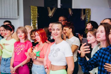 Kharkiv, Ukrayna 17.08.21 Dans pistinde dans eden insanlar