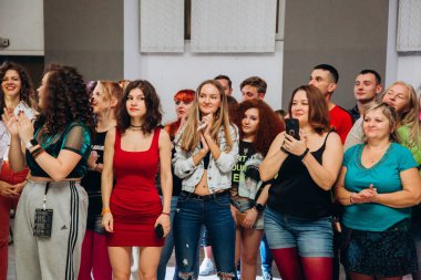 Kharkiv, Ukrayna 17.08.21 Dans pistinde dans eden insanlar