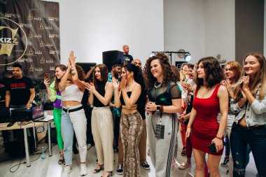 Kharkiv, Ukrayna 17.08.21 Dans pistinde dans eden insanlar