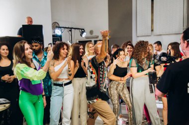 Kharkiv, Ukrayna 17.08.21 Dans pistinde dans eden insanlar