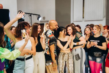 Kharkiv, Ukrayna 17.08.21 Dans pistinde dans eden insanlar