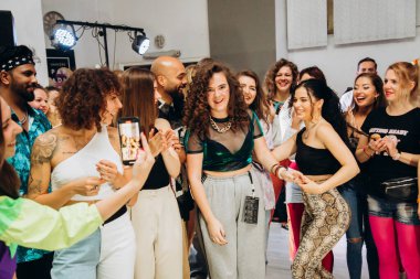 Kharkiv, Ukrayna 17.08.21 Dans pistinde dans eden insanlar