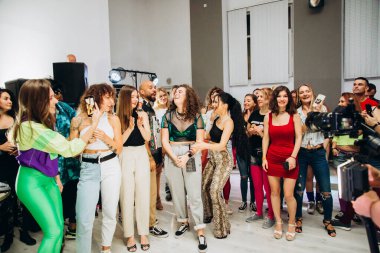 Kharkiv, Ukrayna 17.08.21 Dans pistinde dans eden insanlar