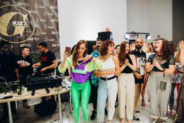 Kharkiv, Ukrayna 17.08.21 Dans pistinde dans eden insanlar