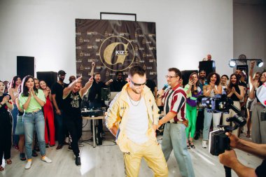 Kharkiv, Ukrayna 17.08.21 Dans pistinde dans eden insanlar