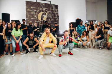 Kharkiv, Ukrayna 17.08.21 Dans pistinde dans eden insanlar