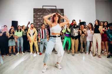 Kharkiv, Ukrayna 17.08.21 Dans pistinde dans eden insanlar