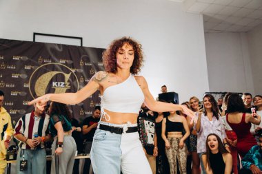 Kharkiv, Ukrayna 17.08.21 Dans pistinde dans eden insanlar