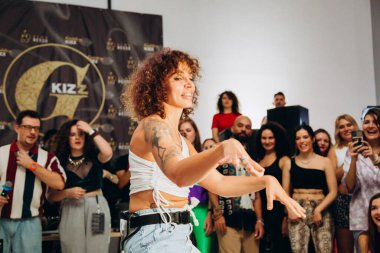 Kharkiv, Ukrayna 17.08.21 Dans pistinde dans eden insanlar