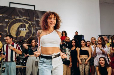 Kharkiv, Ukrayna 17.08.21 Dans pistinde dans eden insanlar