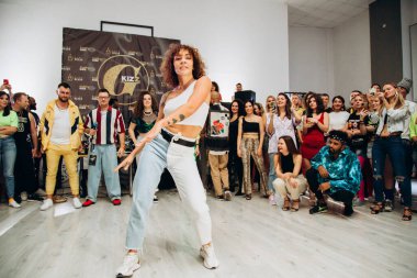 Kharkiv, Ukrayna 17.08.21 Dans pistinde dans eden insanlar