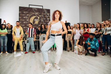 Kharkiv, Ukrayna 17.08.21 Dans pistinde dans eden insanlar