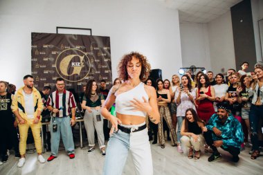 Kharkiv, Ukrayna 17.08.21 Dans pistinde dans eden insanlar