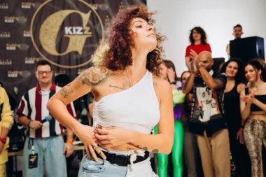 Kharkiv, Ukrayna 17.08.21 Dans pistinde dans eden insanlar