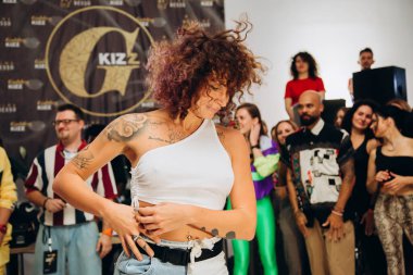 Kharkiv, Ukrayna 17.08.21 Dans pistinde dans eden insanlar