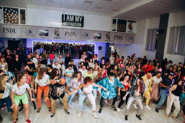 Kharkiv, Ukrayna 17.08.21 Dans pistinde dans eden insanlar