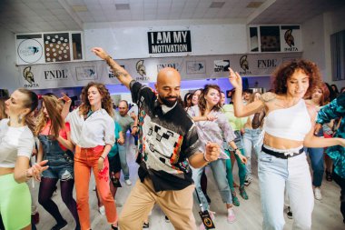 Kharkiv, Ukrayna 17.08.21 Dans pistinde dans eden insanlar