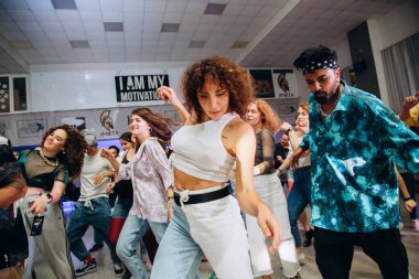 Kharkiv, Ukrayna 17.08.21 Dans pistinde dans eden insanlar