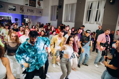 Kharkiv, Ukrayna 17.08.21 Dans pistinde dans eden insanlar