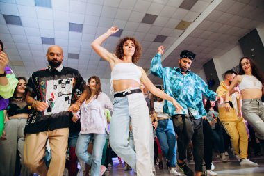 Kharkiv, Ukrayna 17.08.21 Dans pistinde dans eden insanlar