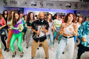 Kharkiv, Ukrayna 17.08.21 Dans pistinde dans eden insanlar