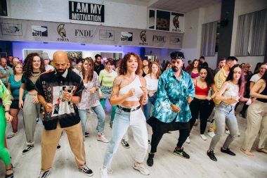 Kharkiv, Ukrayna 17.08.21 Dans pistinde dans eden insanlar