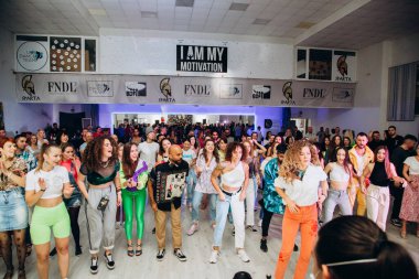 Kharkiv, Ukrayna 17.08.21 Dans pistinde dans eden insanlar