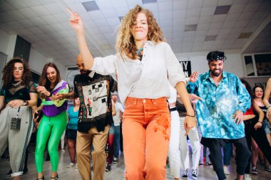 Kharkiv, Ukrayna 17.08.21 Dans pistinde dans eden insanlar