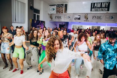 Kharkiv, Ukrayna 17.08.21 Dans pistinde dans eden insanlar