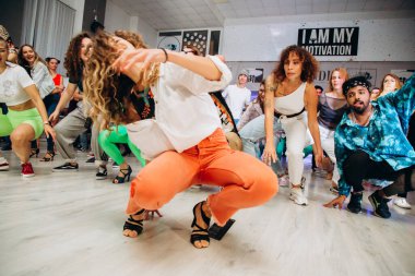 Kharkiv, Ukrayna 17.08.21 Dans pistinde dans eden insanlar