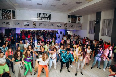 Kharkiv, Ukrayna 17.08.21 Dans pistinde dans eden insanlar