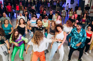 Kharkiv, Ukrayna 17.08.21 Dans pistinde dans eden insanlar