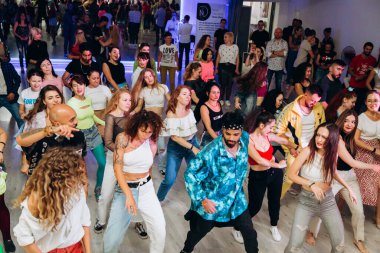 Kharkiv, Ukrayna 17.08.21 Dans pistinde dans eden insanlar